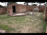 07491 ostia - regio iv - insula iii - domus dei pesci (iv,iii,3) - (via della caupona) - raum (g) - hof - bli ri norden - 01-2024.jpg